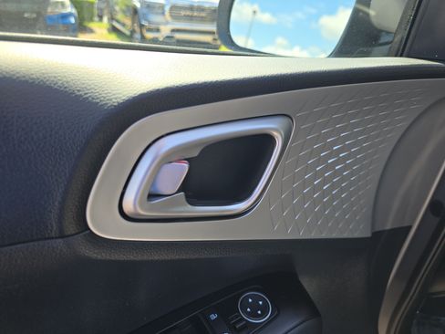Certified 2023 Kia Soul LX w/ LX Technology Package FWD image 18
