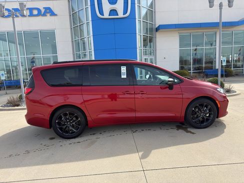 Used 2025 Chrysler Pacifica Limited image 4