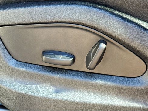 Used 2025 Porsche Cayenne image 25