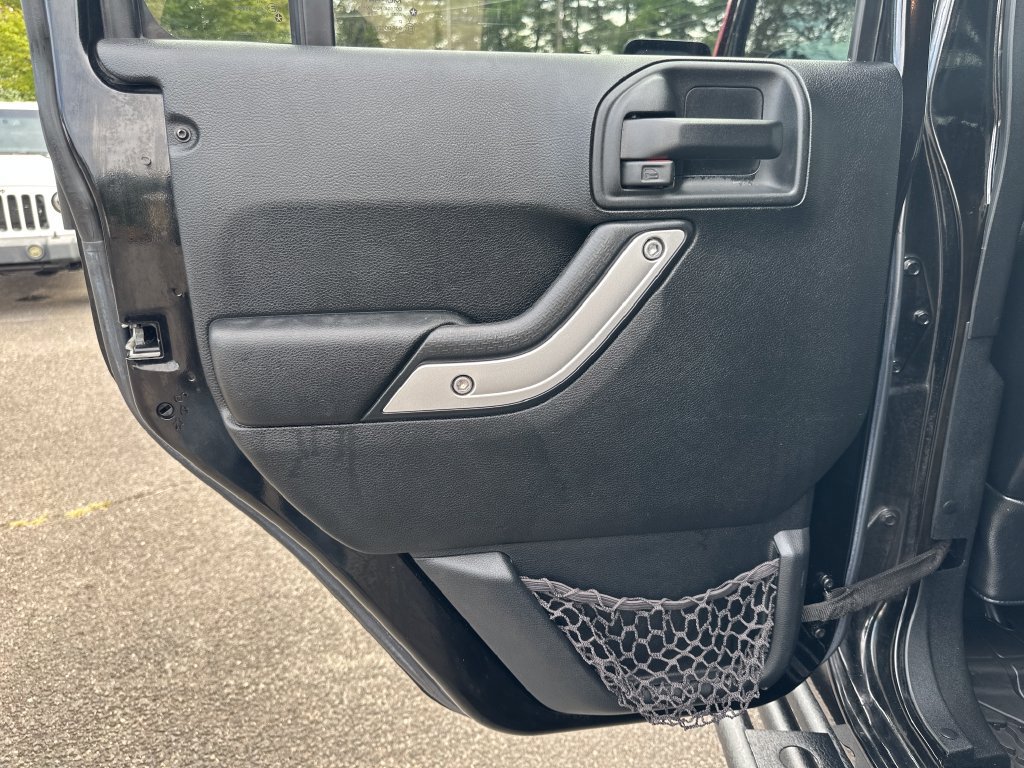 Used 2016 Jeep Wrangler Unlimited Rubicon AWD/4WD image 15