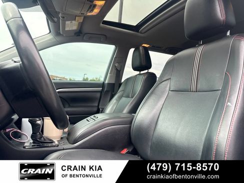 Used 2019 Toyota Highlander SE FWD image 4