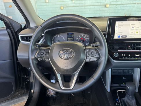 Used 2025 Toyota Corolla Cross LE image 25
