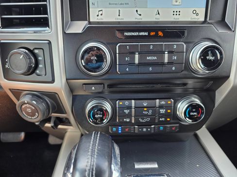 Used 2018 Ford F150 Lariat w/ Equipment Group 502A Luxury AWD/4WD image 17