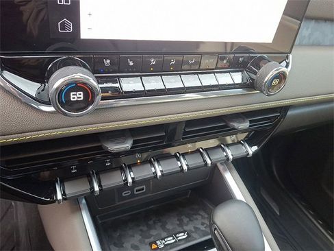 Certified 2025 Chevrolet Colorado ZR2 w/ Technology Package image 16