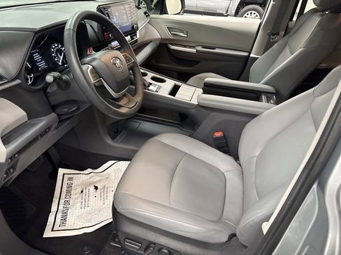 Certified 2022 Toyota Sienna XLE image 16