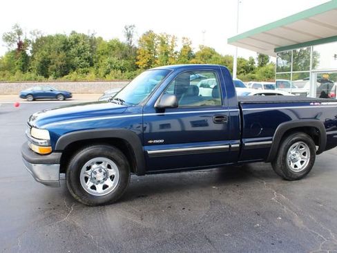 Used 2000 Chevrolet Silverado 1500 Regular Cab Short Bed w/ Exterior Appearance Pkg image 2