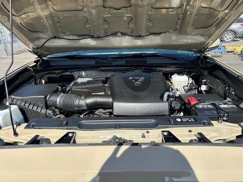 Used 2016 Toyota Tacoma TRD Off-Road AWD/4WD image 30