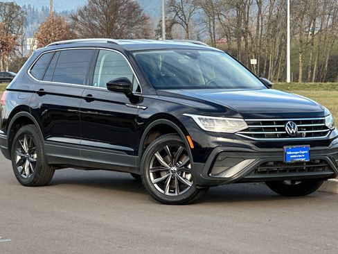 Used 2022 Volkswagen Tiguan SE image 1