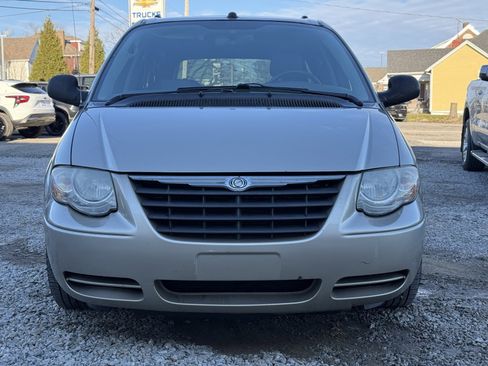 Used 2005 Chrysler Town & Country Touring image 8