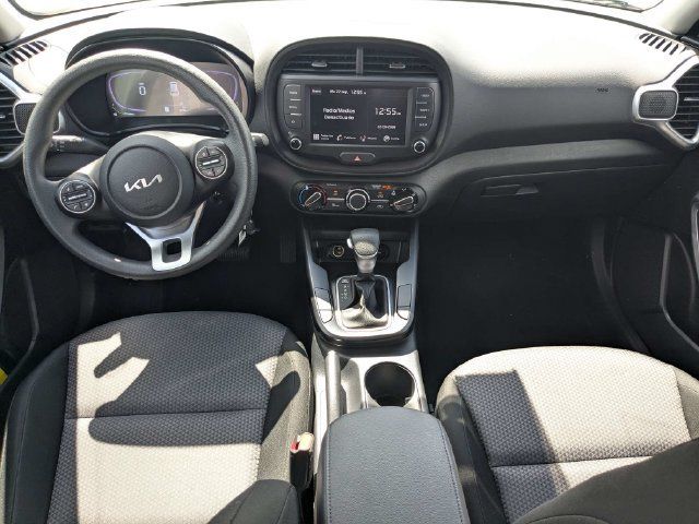 Used 2025 Kia Soul LX w/ LX Technology Package FWD image 14