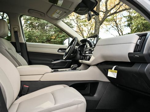 New 2025 Nissan Pathfinder SL image 11