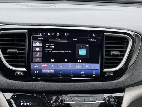 Used 2024 Chrysler Pacifica Touring-L FWD image 3