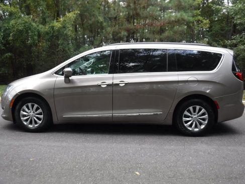 Used 2017 Chrysler Pacifica Touring-L image 8