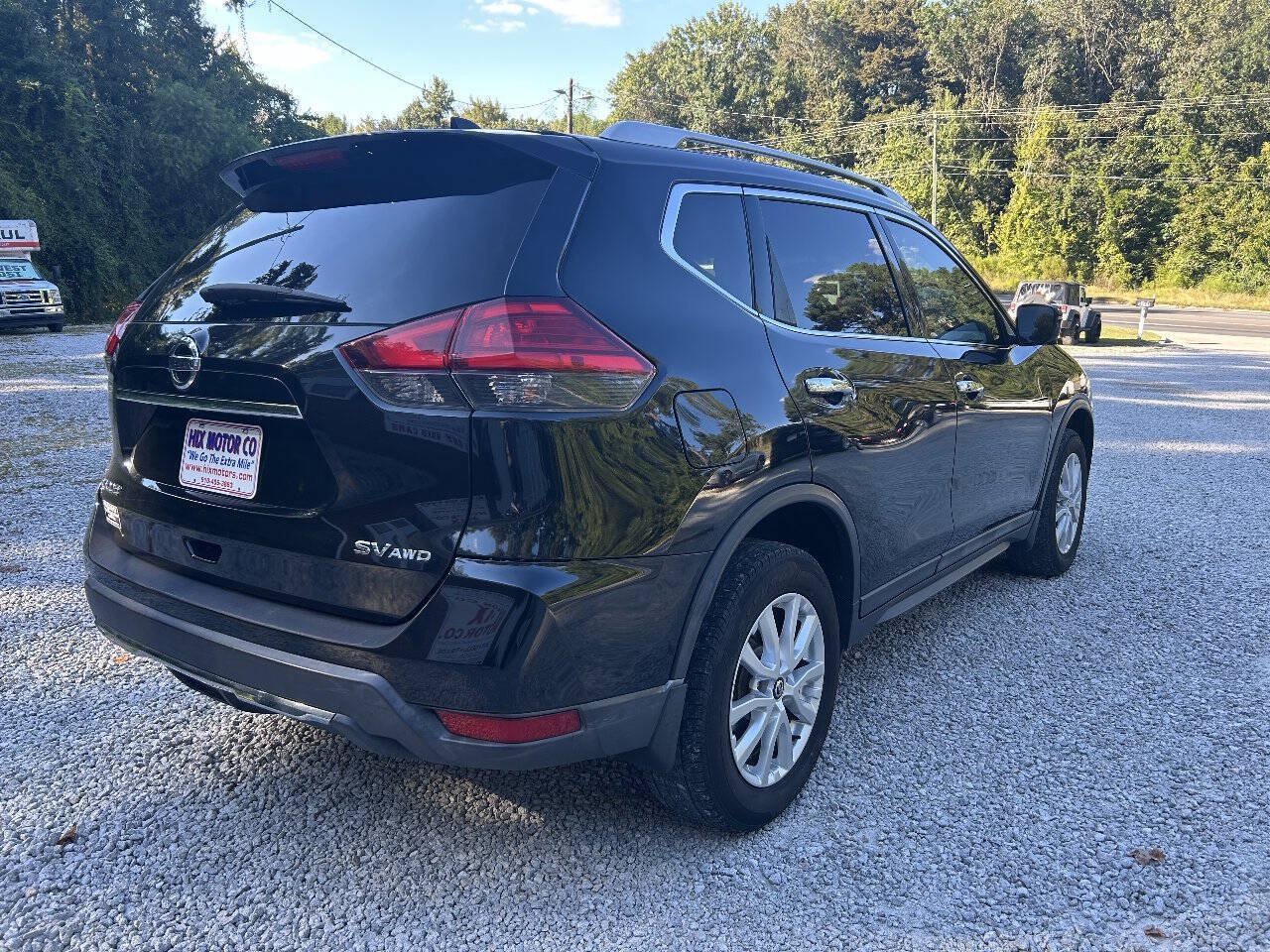 Used 2017 Nissan Rogue SV w/ Sun & Sound Touring Package AWD/4WD image 5