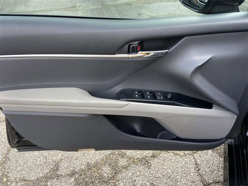 Used 2019 Toyota Camry LE image 11