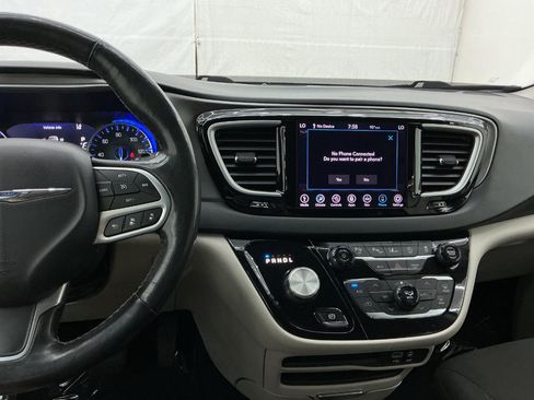 Used 2020 Chrysler Pacifica Touring w/ Advanced Safetytec Group FWD image 33