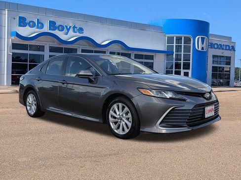 Used 2022 Toyota Camry LE w/ Carpet Mat Package (TMS) FWD image 3