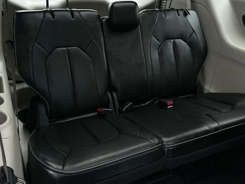 Used 2019 Chrysler Pacifica Limited image 8