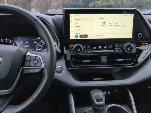 Used 2023 Toyota Highlander XLE image 17