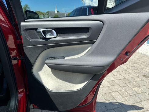 Used 2025 Volvo XC40 B5 Plus AWD/4WD image 37