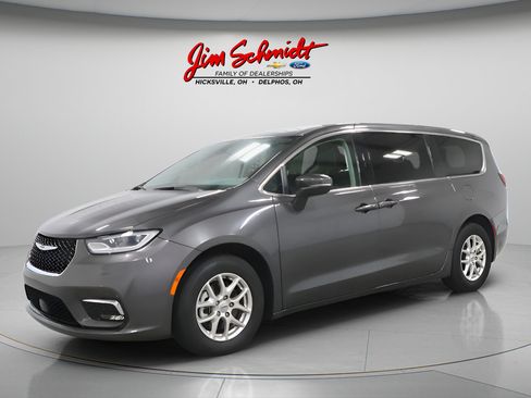 Used 2023 Chrysler Pacifica Touring-L FWD image 2