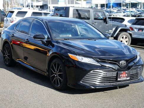 Used 2020 Toyota Camry XLE image 7