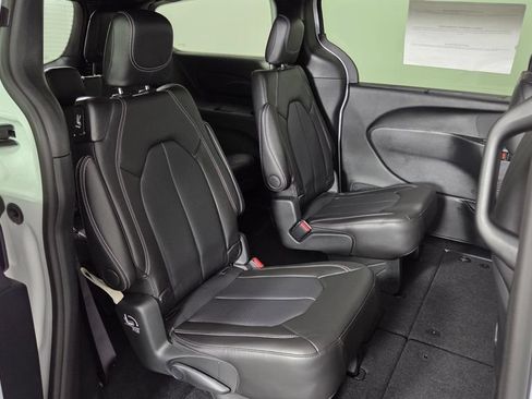 New 2025 Chrysler Pacifica Select w/ Fav Edition Package FWD image 33