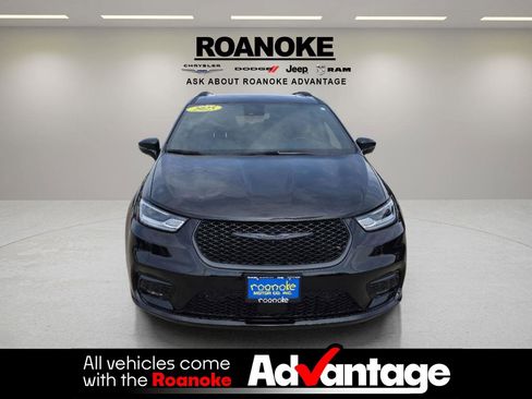 Used 2025 Chrysler Pacifica Limited image 14