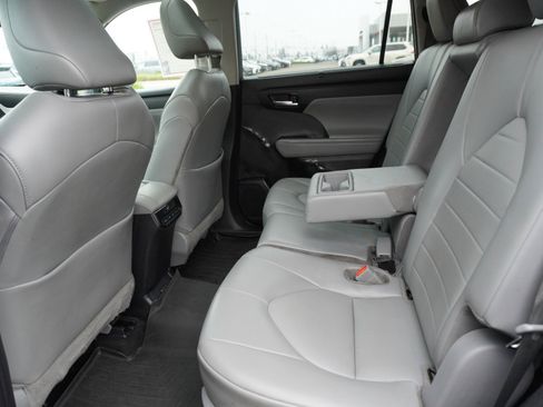 Used 2022 Toyota Highlander XLE image 15