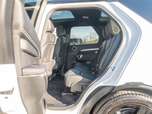 Certified 2024 Land Rover Discovery Dynamic SE image 33