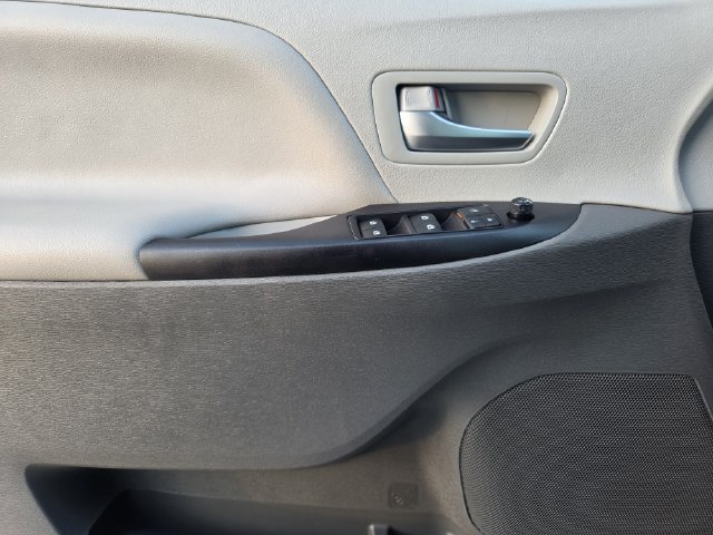 Used 2020 Toyota Sienna LE FWD image 19