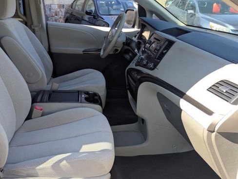 Used 2011 Toyota Sienna LE w/ Towing Pkg image 28