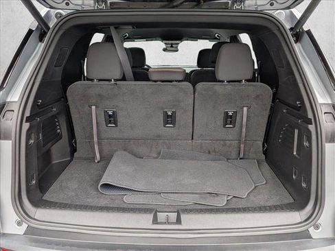 Used 2025 Chevrolet Traverse LT image 6