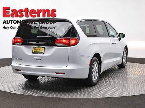 Used 2023 Chrysler Voyager LX FWD image 5