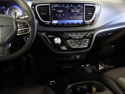 Used 2026 Chrysler Pacifica Select FWD image 17