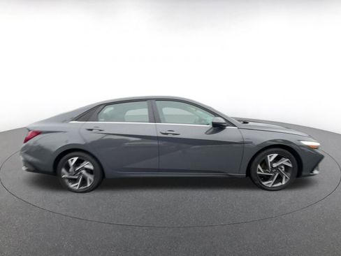 Used 2025 Hyundai Elantra SEL image 16