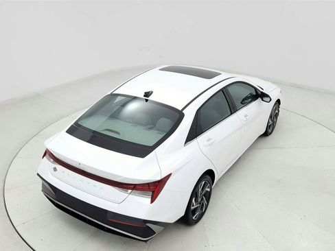 Used 2025 Hyundai Elantra SEL FWD image 17