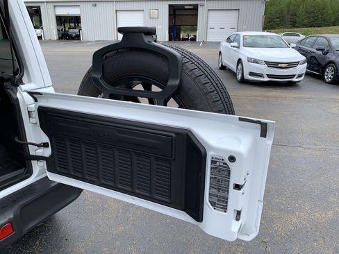 Used 2025 Jeep Wrangler Unlimited Sahara AWD/4WD image 39