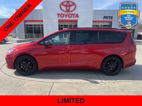 Used 2025 Chrysler Pacifica Limited image 8