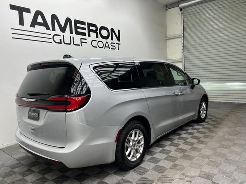 Used 2024 Chrysler Pacifica Touring-L FWD image 7
