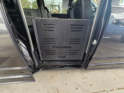 Used 2020 Dodge Grand Caravan SXT image 18