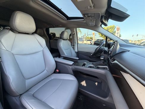 Used 2022 Toyota Sienna XLE FWD image 40