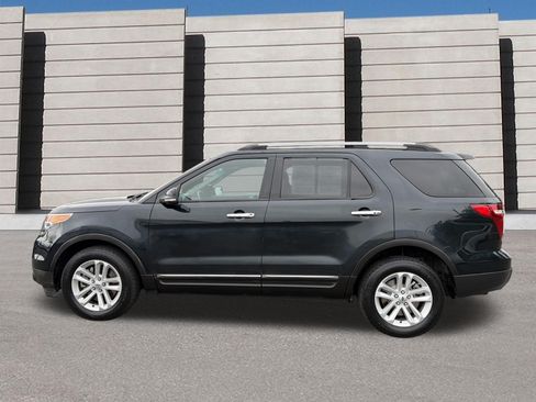 Used 2014 Ford Explorer XLT w/ Equipment Group 202A AWD/4WD image 2