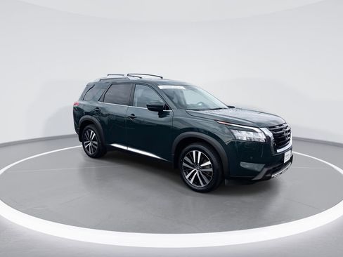 Used 2024 Nissan Pathfinder Platinum image 2