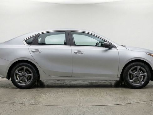 Used 2025 Kia K4 LXS image 11