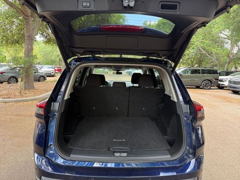 Used 2025 Nissan Rogue SV image 30