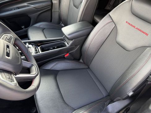 Used 2025 Jeep Compass Trailhawk AWD/4WD image 36