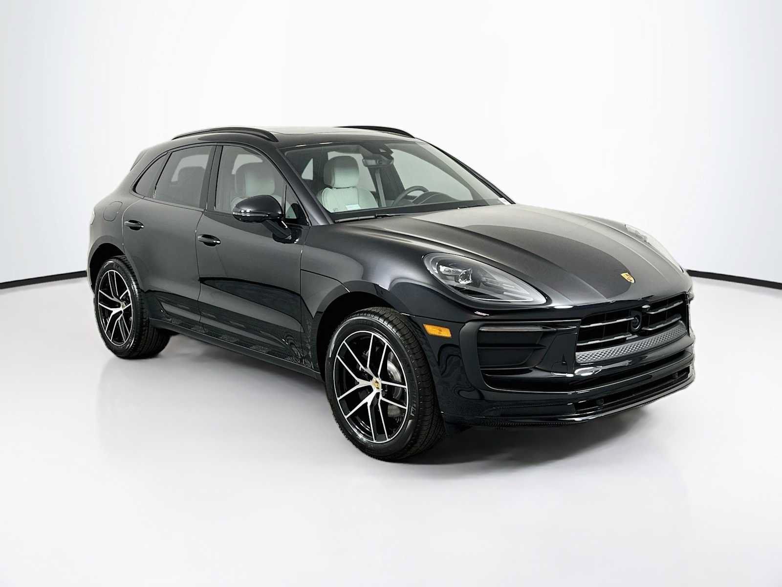 Certified 2025 Porsche Macan AWD/4WD image 7