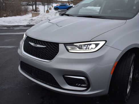 Used 2024 Chrysler Pacifica Limited image 9