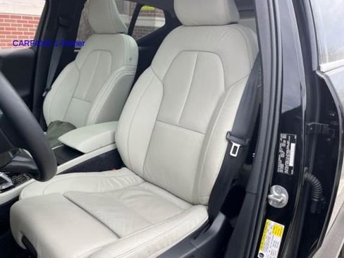 Used 2023 Volvo XC40 B5 Plus w/ Climate Package image 4